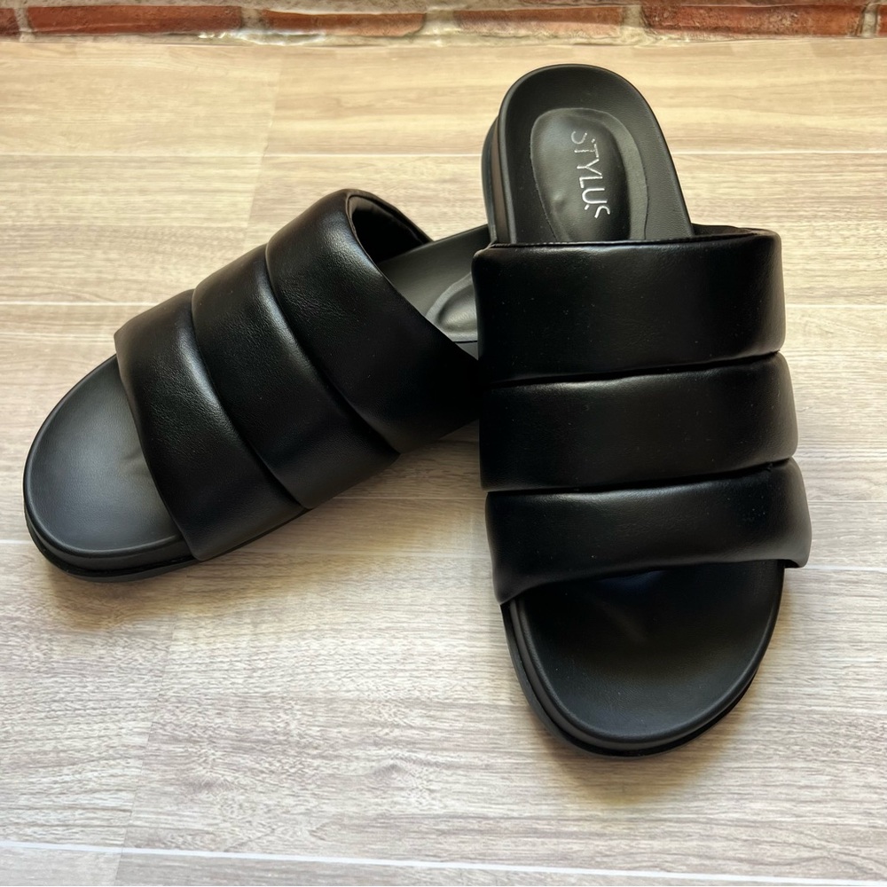 STYLUS brand (from JC Penney’s) “Gilford” black slide sandals. Sz 5.5